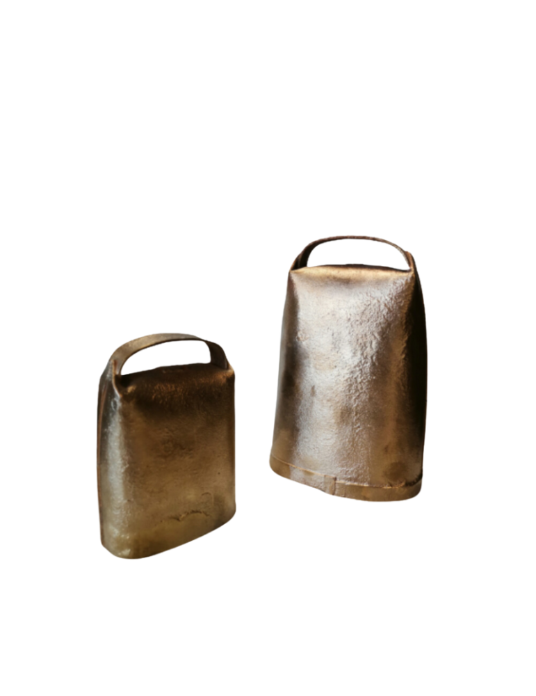 Cloche Platelle, tôle cuite cuivrée, sonorité courte, porté longue Cloche Platelle, tôle cuite cuivrée, sonorité courte, porté longue