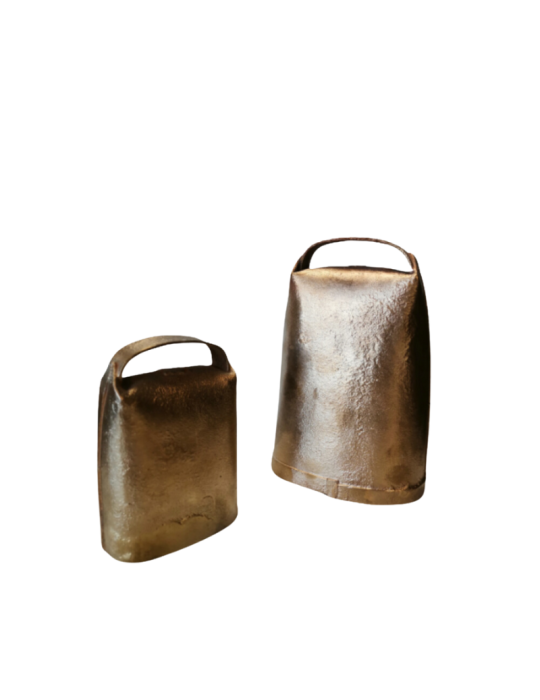 Cloche Platelle, tôle cuite cuivrée, sonorité courte, porté longue Cloche Platelle, tôle cuite cuivrée, sonorité courte, porté longue