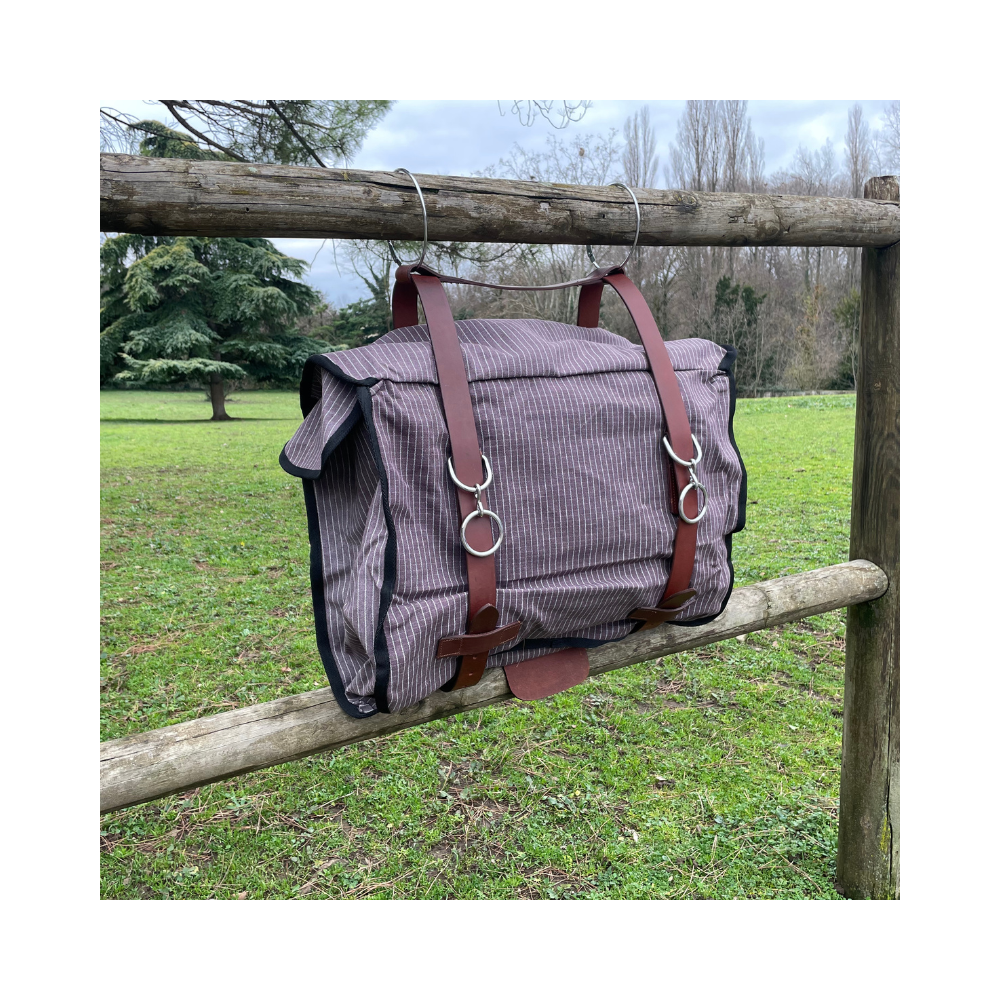 Sacoche de bat en toile, coton imperméable, sanglage cuir.