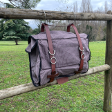 Sacoche de bat en toile, coton imperméable, sanglage cuir.