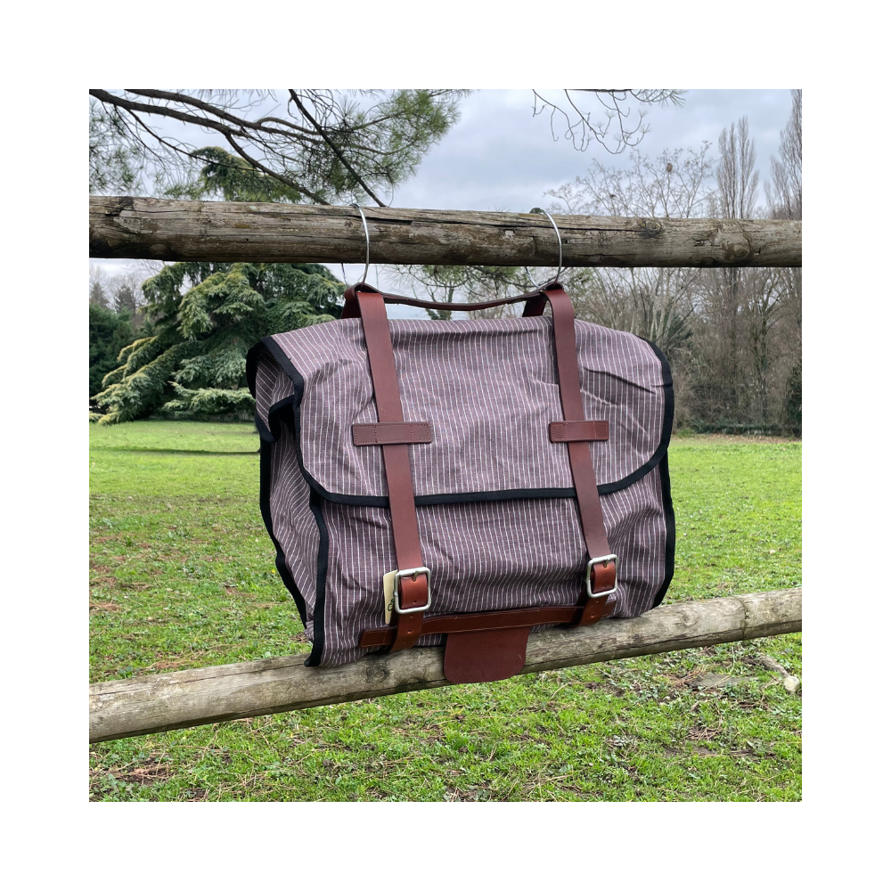 Sacoche de bat en toile, coton imperméable, sanglage cuir.